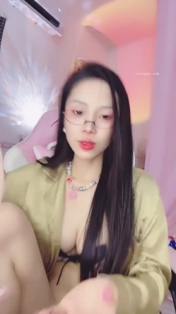 骚逼奶妈【03年蛇蛇】纹身浪妇，下海直播赚奶粉钱，开逼自慰性欲旺盛，道具自慰，高潮时奶头出奶 截图13