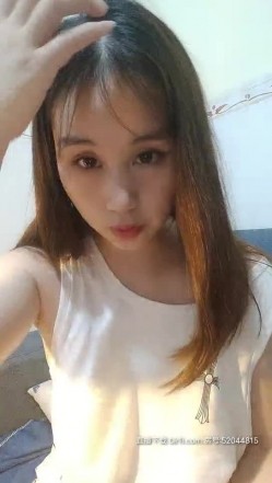非常骚的瑶瑶老师大奶子小粉丝镜头前的呻吟，揉着奶子道具抽插骚逼淫水流出非常刺激，叫的好骚不要错过 截图7