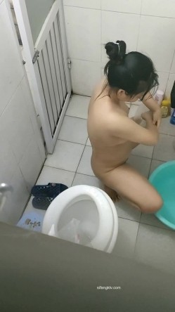 魔手: 坑闺蜜系列 洗澡更衣偷拍 多场景冒死偷拍美女学生妹洗澡换衣服 截图9