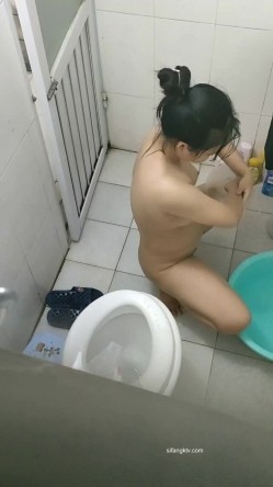 魔手: 坑闺蜜系列 洗澡更衣偷拍 多场景冒死偷拍美女学生妹洗澡换衣服 截图10