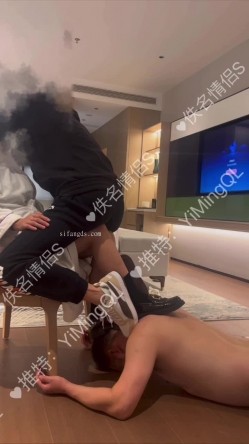 济南95后夫妻【佚名情侣S】最新福利，观战主人性交，黄金圣水调教，对话粗口淫荡 截图6