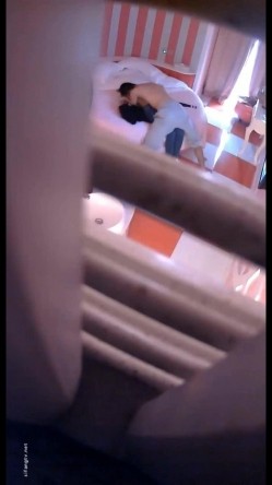 【360】补漏 粉红暗调情趣大圆床主题 年轻情侣14集 新鲜感，少妇美艳，身材不错，偷窥佳作必看收藏 截图1