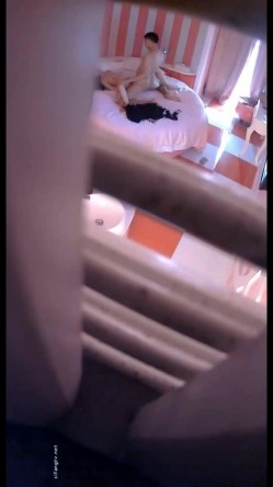 【360】补漏 粉红暗调情趣大圆床主题 年轻情侣14集 新鲜感，少妇美艳，身材不错，偷窥佳作必看收藏 截图2