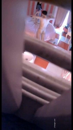 【360】补漏 粉红暗调情趣大圆床主题 年轻情侣14集 新鲜感，少妇美艳，身材不错，偷窥佳作必看收藏 截图7