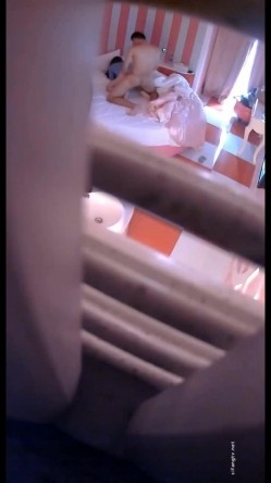 【360】补漏 粉红暗调情趣大圆床主题 年轻情侣14集 新鲜感，少妇美艳，身材不错，偷窥佳作必看收藏 截图8