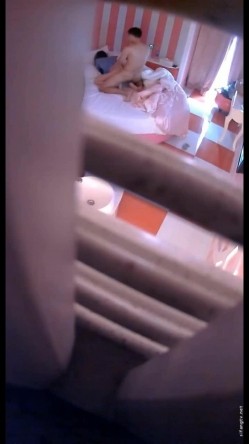 【360】补漏 粉红暗调情趣大圆床主题 年轻情侣14集 新鲜感，少妇美艳，身材不错，偷窥佳作必看收藏 截图9