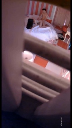 【360】补漏 粉红暗调情趣大圆床主题 年轻情侣14集 新鲜感，少妇美艳，身材不错，偷窥佳作必看收藏 截图16