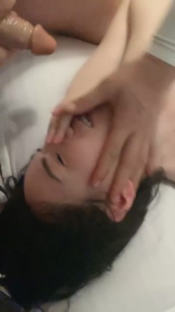 黑丝露脸轻熟女风骚人妻被几个大哥在床上风骚蹂躏，揉奶玩逼疯狂草嘴又干逼，对着脸撸大鸡巴淫声荡语不断 截图5