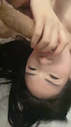 黑丝露脸轻熟女风骚人妻被几个大哥在床上风骚蹂躏，揉奶玩逼疯狂草嘴又干逼，对着脸撸大鸡巴淫声荡语不断 截图6