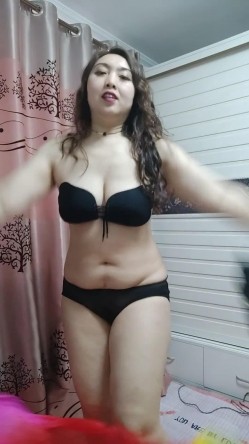 火爆全网极品露脸人妻熟女，肚皮舞老师【柏X彤】绝密私拍，肤白奶大肥臀裸舞啪啪，相当炸裂 截图4
