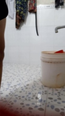邪恶的房东暗藏摄像头 连着两次拍到同一个美女洗澡 截图1