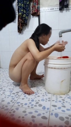 邪恶的房东暗藏摄像头 连着两次拍到同一个美女洗澡 截图2