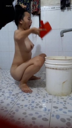 邪恶的房东暗藏摄像头 连着两次拍到同一个美女洗澡 截图5