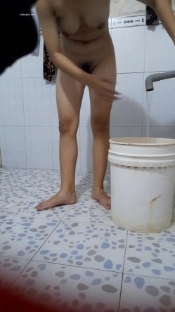 邪恶的房东暗藏摄像头 连着两次拍到同一个美女洗澡 截图6