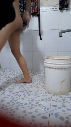 邪恶的房东暗藏摄像头 连着两次拍到同一个美女洗澡 截图7