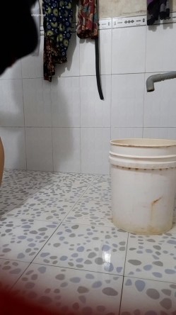 邪恶的房东暗藏摄像头 连着两次拍到同一个美女洗澡 截图8