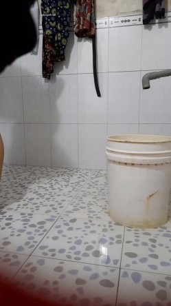 邪恶的房东暗藏摄像头 连着两次拍到同一个美女洗澡 截图10