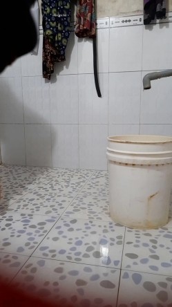 邪恶的房东暗藏摄像头 连着两次拍到同一个美女洗澡 截图12