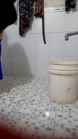 邪恶的房东暗藏摄像头 连着两次拍到同一个美女洗澡 截图15