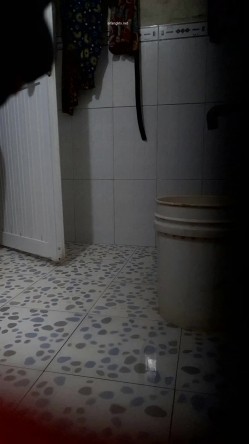 邪恶的房东暗藏摄像头 连着两次拍到同一个美女洗澡 截图16