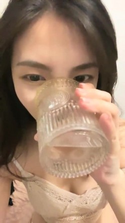 新人，兼职下海黄播，【五花肉】首秀，跳弹自慰了，爆撸N次，颜值高就是任性，怼到镜头上了，漂亮 截图11