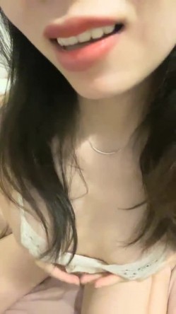 新人，兼职下海黄播，【五花肉】首秀，跳弹自慰了，爆撸N次，颜值高就是任性，怼到镜头上了，漂亮 截图12