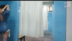 贵在真实，年轻小姐姐聚集地，游泳馆女士换衣淋浴间内部曝光，环肥燕瘦好多诱人的胴体，看见美女追着拍 截图10