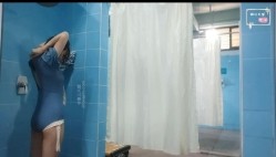 贵在真实，年轻小姐姐聚集地，游泳馆女士换衣淋浴间内部曝光，环肥燕瘦好多诱人的胴体，看见美女追着拍 截图12