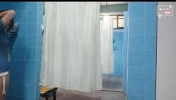 贵在真实，年轻小姐姐聚集地，游泳馆女士换衣淋浴间内部曝光，环肥燕瘦好多诱人的胴体，看见美女追着拍 截图13