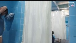 贵在真实，年轻小姐姐聚集地，游泳馆女士换衣淋浴间内部曝光，环肥燕瘦好多诱人的胴体，看见美女追着拍 截图14