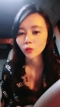 【雪儿老师】巨乳奶滴滴女司机开滴滴不为赚钱只为男人一边直播一边勾引醉酒乘客服务一流专门喂乘客壮阳药 截图1