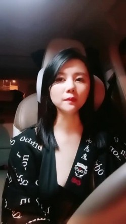 【雪儿老师】巨乳奶滴滴女司机开滴滴不为赚钱只为男人一边直播一边勾引醉酒乘客服务一流专门喂乘客壮阳药 截图3