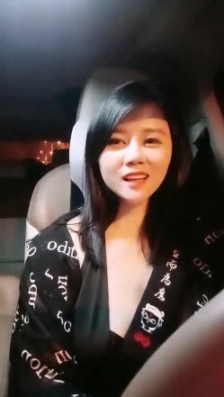 【雪儿老师】巨乳奶滴滴女司机开滴滴不为赚钱只为男人一边直播一边勾引醉酒乘客服务一流专门喂乘客壮阳药 截图4