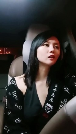 【雪儿老师】巨乳奶滴滴女司机开滴滴不为赚钱只为男人一边直播一边勾引醉酒乘客服务一流专门喂乘客壮阳药 截图5