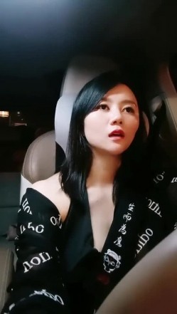 【雪儿老师】巨乳奶滴滴女司机开滴滴不为赚钱只为男人一边直播一边勾引醉酒乘客服务一流专门喂乘客壮阳药 截图6