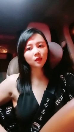 【雪儿老师】巨乳奶滴滴女司机开滴滴不为赚钱只为男人一边直播一边勾引醉酒乘客服务一流专门喂乘客壮阳药 截图11