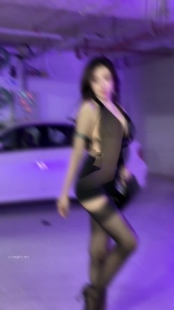秀人网（中国内地影视女演员、模特）【王馨瑶】不上架啪啪剧情漏鲍 写真 花絮视频，在老板的办公室里服务老板 漏鲍 截图2