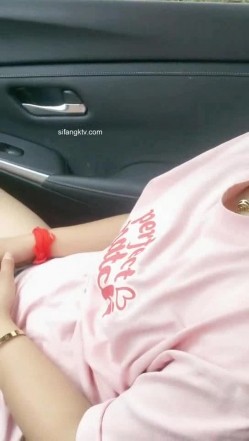 野外~玩刺激~玩心跳~【无敌小表妹】2男2女~车震小树林~茅屋~操出血，家中3P啪啪 截图4