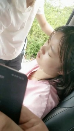 野外~玩刺激~玩心跳~【无敌小表妹】2男2女~车震小树林~茅屋~操出血，家中3P啪啪 截图8