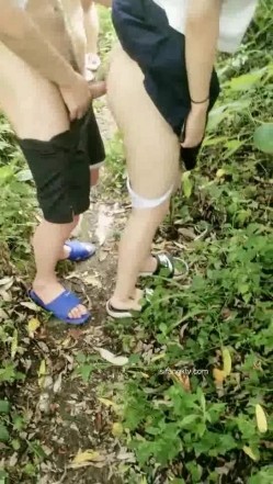 野外~玩刺激~玩心跳~【无敌小表妹】2男2女~车震小树林~茅屋~操出血，家中3P啪啪 截图12