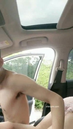 野外~玩刺激~玩心跳~【无敌小表妹】2男2女~车震小树林~茅屋~操出血，家中3P啪啪 截图13