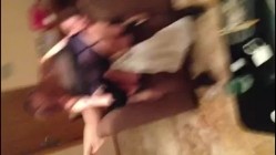 据说是某明星生日宴喝多了叫鸭子扮成女人偷偷来打炮!以免被发现 截图2