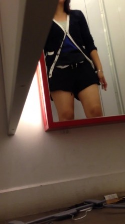 都市丽人精品女装店试衣间偷拍离子烫波浪卷发妹子觉得自己白奶罩不够性感,挑选了一件黑色的 截图1