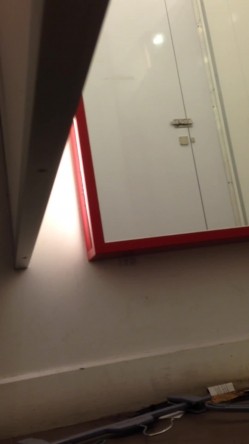 都市丽人精品女装店试衣间偷拍离子烫波浪卷发妹子觉得自己白奶罩不够性感,挑选了一件黑色的 截图3