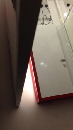都市丽人精品女装店试衣间偷拍离子烫波浪卷发妹子觉得自己白奶罩不够性感,挑选了一件黑色的 截图4