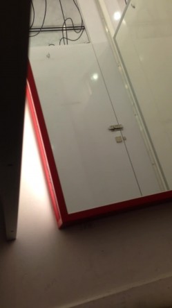 都市丽人精品女装店试衣间偷拍离子烫波浪卷发妹子觉得自己白奶罩不够性感,挑选了一件黑色的 截图5