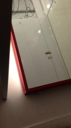 都市丽人精品女装店试衣间偷拍离子烫波浪卷发妹子觉得自己白奶罩不够性感,挑选了一件黑色的 截图8