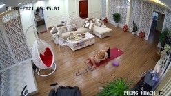 黑客破解网络摄像头监控偷拍 豪宅里贵妇练习瑜伽过程中就被操了 截图10