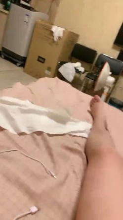 黑丝小婊妹露脸伺候小哥哥，深喉口交大鸡巴好骚跟狼友互动撩骚，让大哥压在身下爆草还挡着脸不让拍呢真刺激 截图16