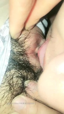 小湿妹跟土豪小哥出来玩车震，乖巧的舔弄鸡巴吃蛋蛋，让小哥给舔逼咬阴唇叫得好骚，直接无套抽插骚穴真刺激 截图5